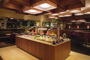 Daily buffet breakfast (CHF 28.00 per person) - Mövenpick Hotel Zürich Regensdorf (Regensdorf)