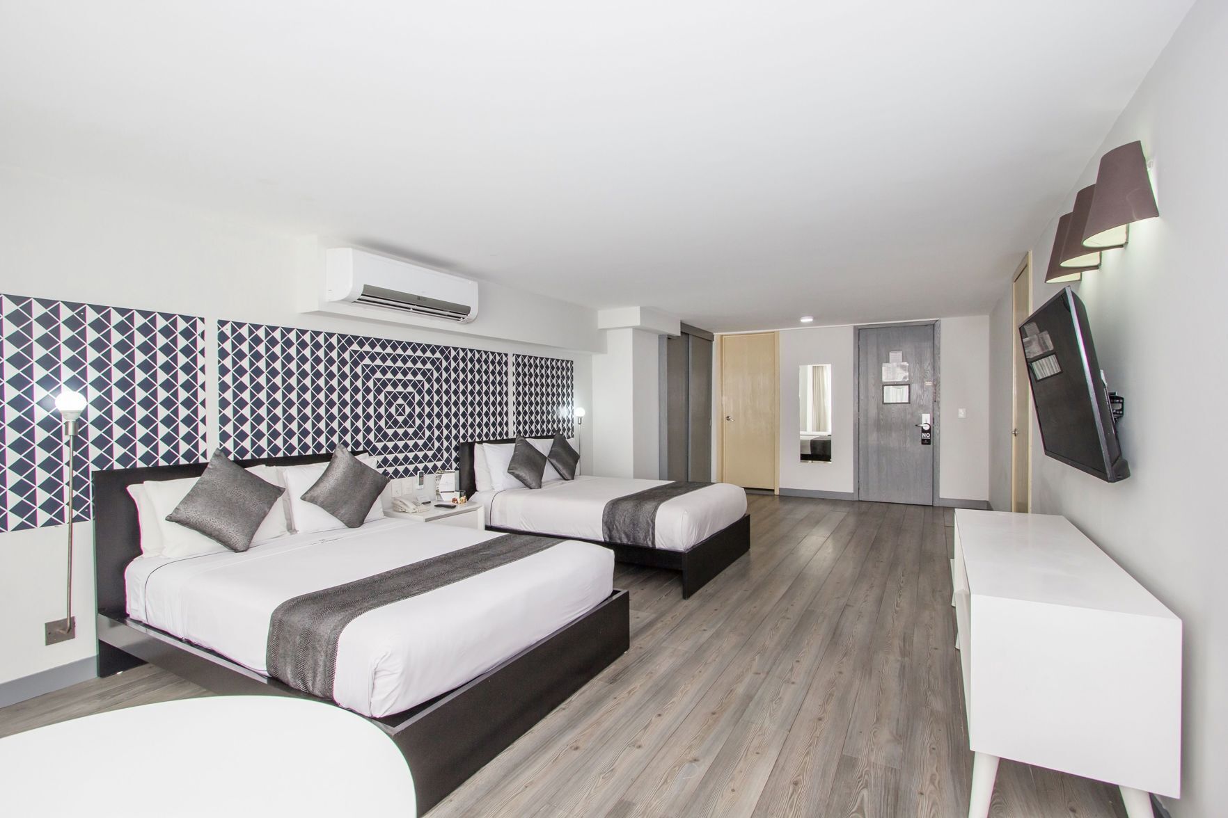 Premium bedding, in-room safe, laptop workspace, blackout curtains