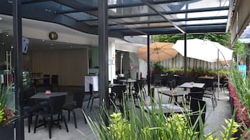 2 restaurantes; se sirven desayunos