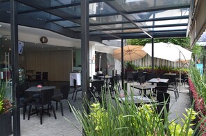 2 restaurantes; se sirven desayunos 