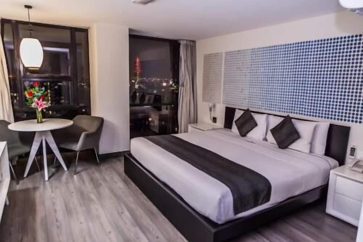 Premium bedding, in-room safe, laptop workspace, blackout curtains