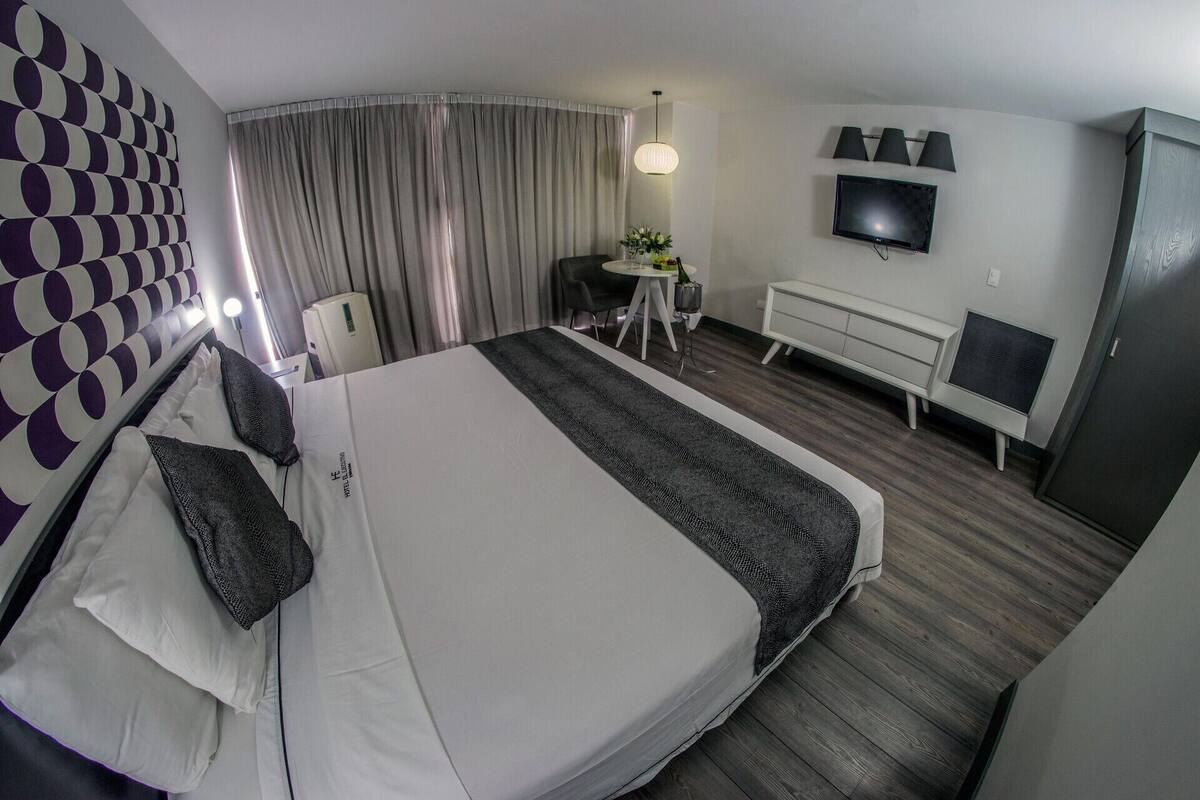 Premium bedding, in-room safe, laptop workspace, blackout curtains