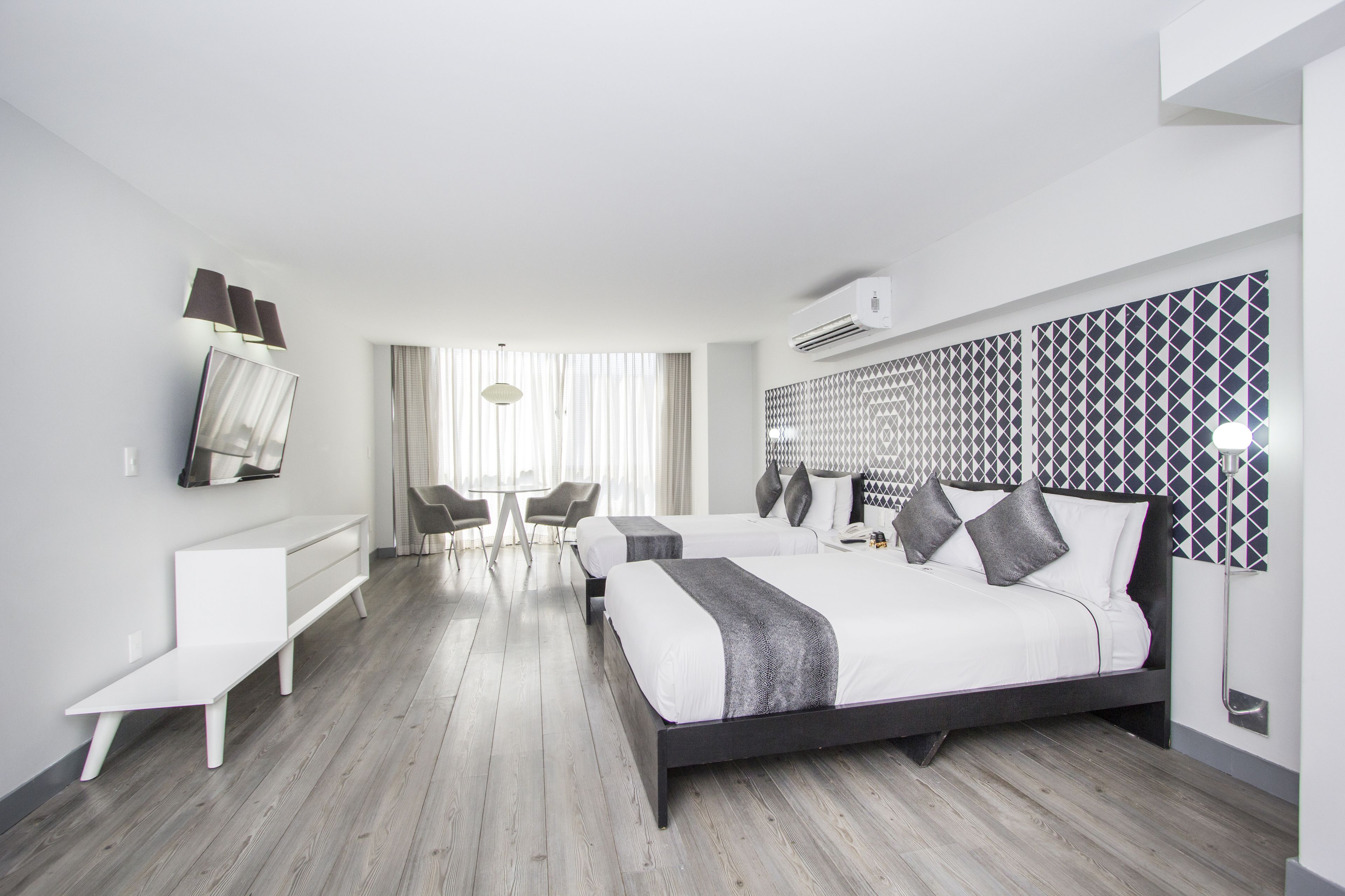 Ropa de cama de alta calidad y caja de seguridad en la habitación 