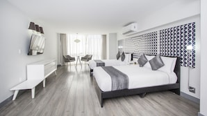 A modern hotel room with a large bed, a desk, and a seating area. - Hotel El Ejecutivo by Reforma Avenue (Mexico City)