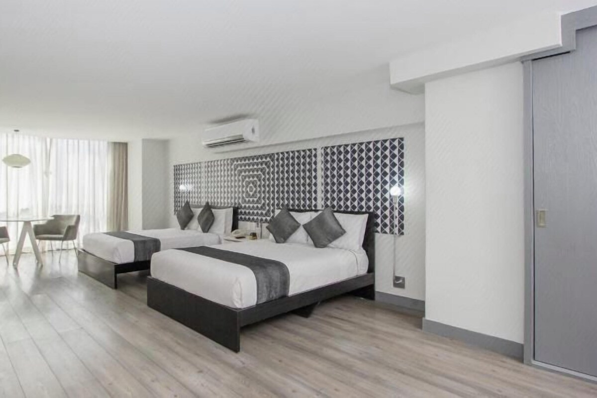 Ropa de cama de alta calidad y caja de seguridad en la habitación 