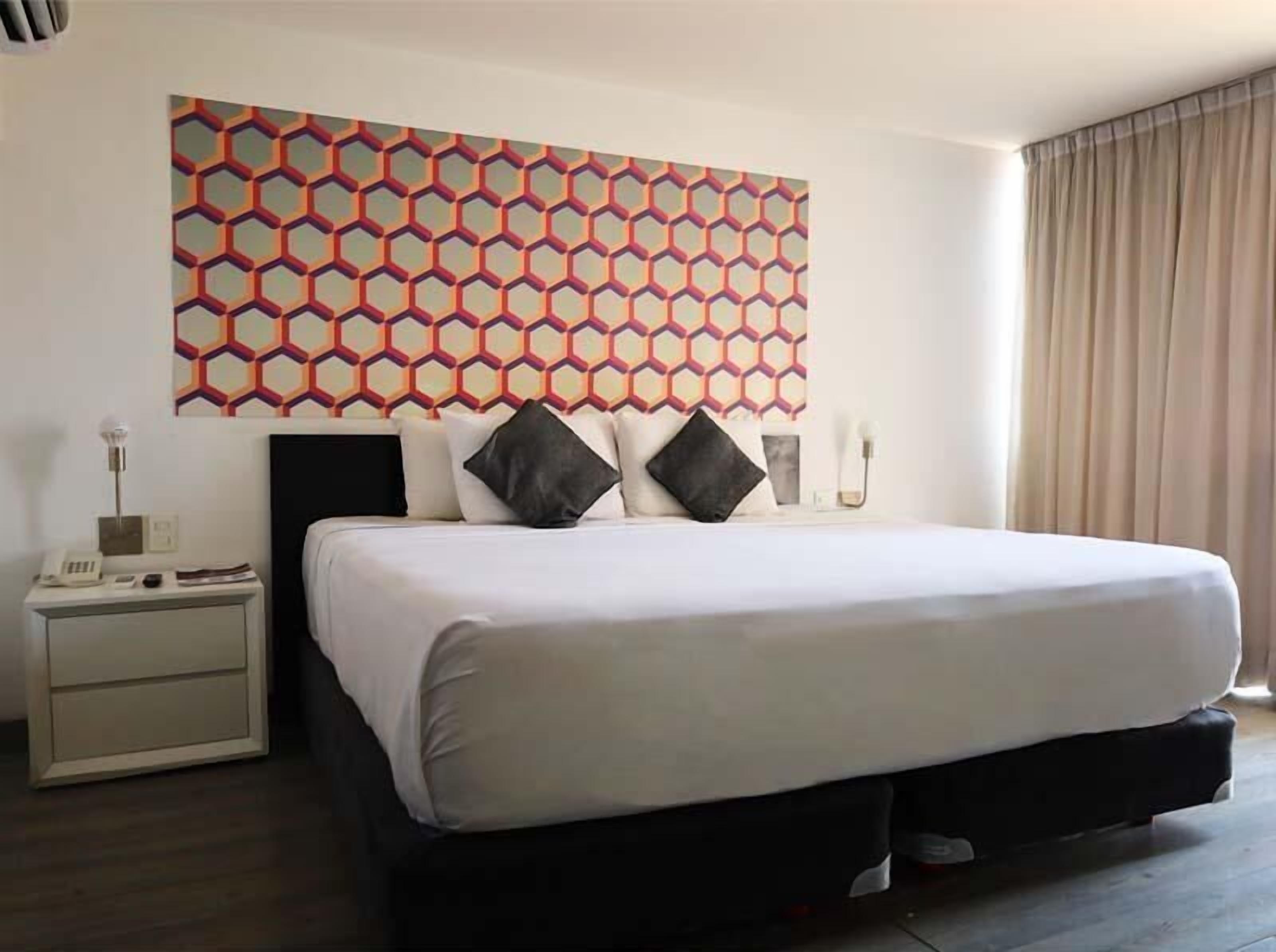 Premium bedding, in-room safe, laptop workspace, blackout curtains