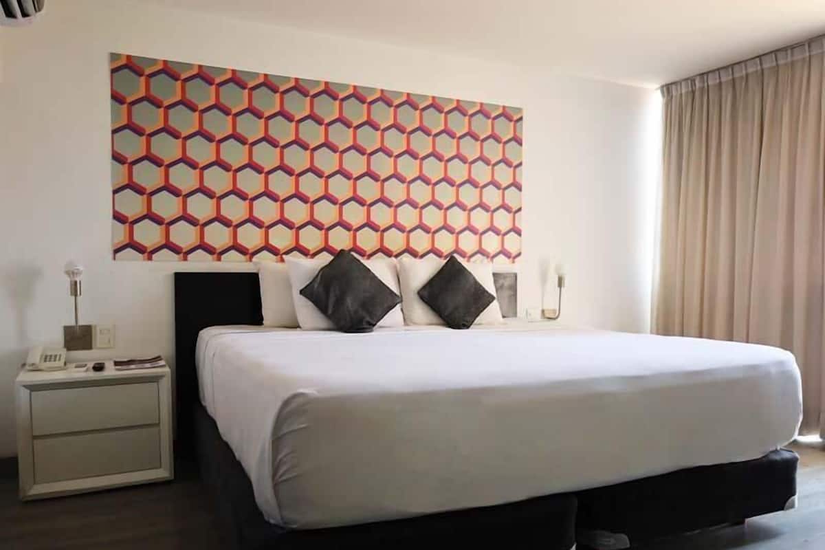 Premium bedding, in-room safe, laptop workspace, blackout curtains