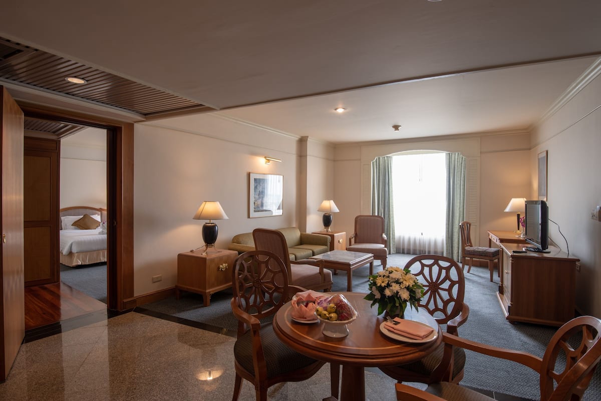 Family Suite, River View | 1 bilik tidur, bar mini, peti besi dalam bilik, meja