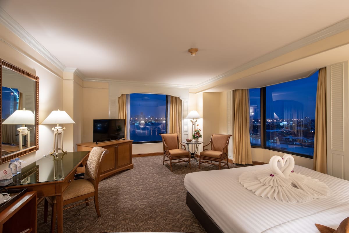Deluxe Room, Corner (River view) | 1 bilik tidur, bar mini, peti besi dalam bilik, meja