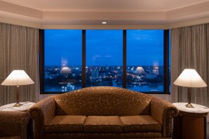 Executive Suite River View, Business Lounge Access | 1 bedroom, minibar, in-room safe, desk