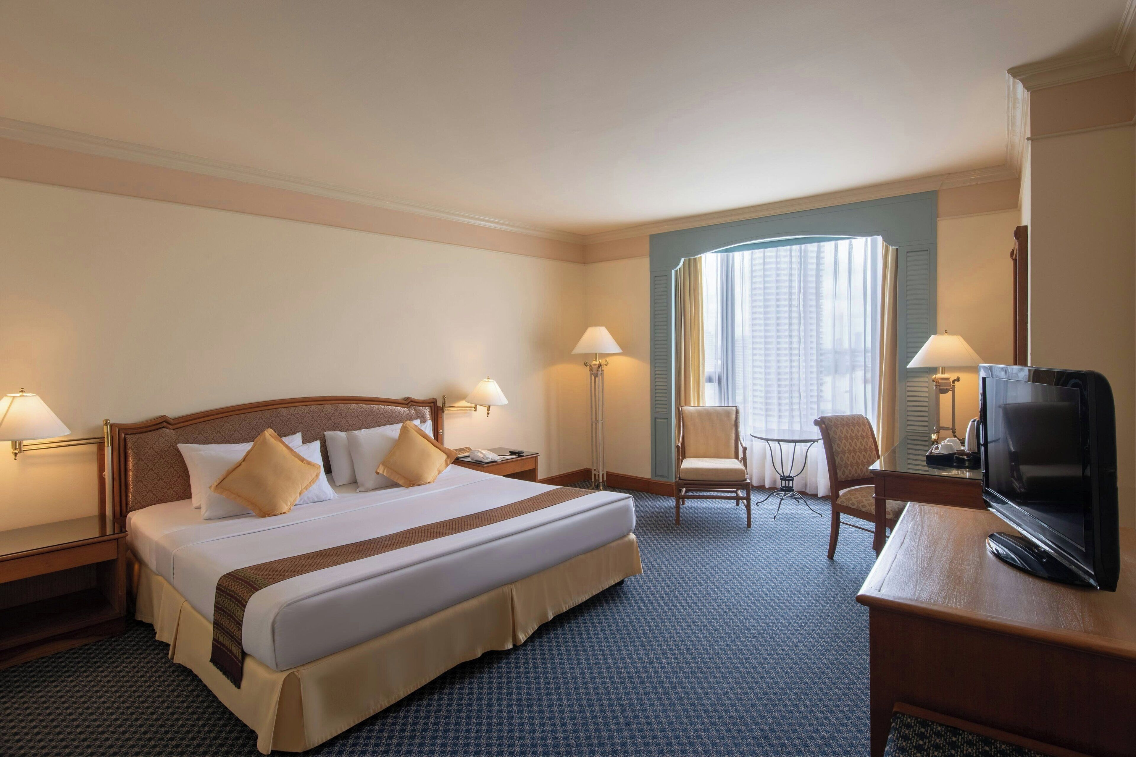 标准房, 1 张特大床, 河景 | 迷你吧、客房内保险箱、办公桌、遮光窗帘