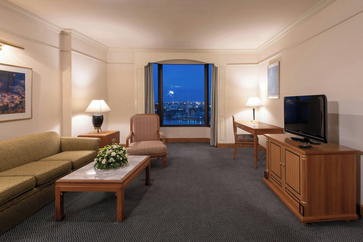 Suite, 1 Double Bed, River View | Living room | 40-inch TV with cable channels