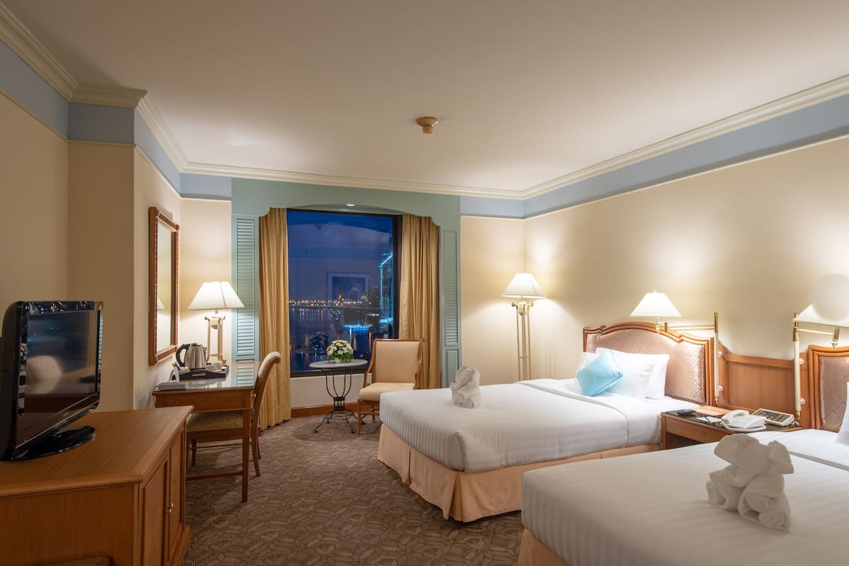 Deluxe Room, River View | 1 bilik tidur, bar mini, peti besi dalam bilik, meja