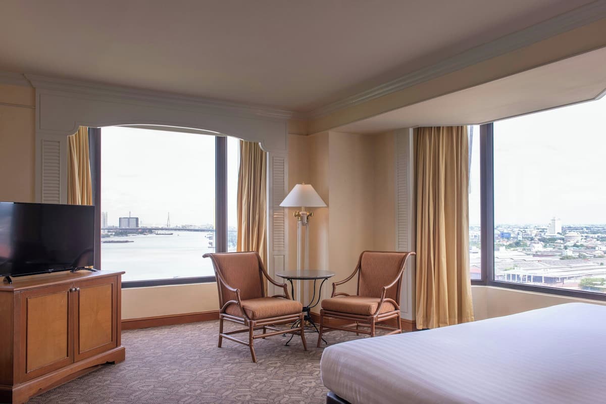 Premier Room, 1 King Bed, River View, Corner | Minibar, in-room safe, desk, blackout curtains