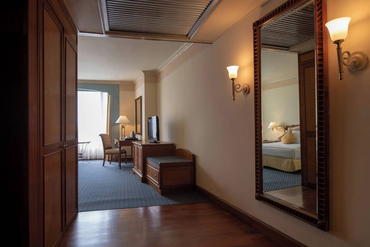 Deluxe Room, 1 King Bed, River View