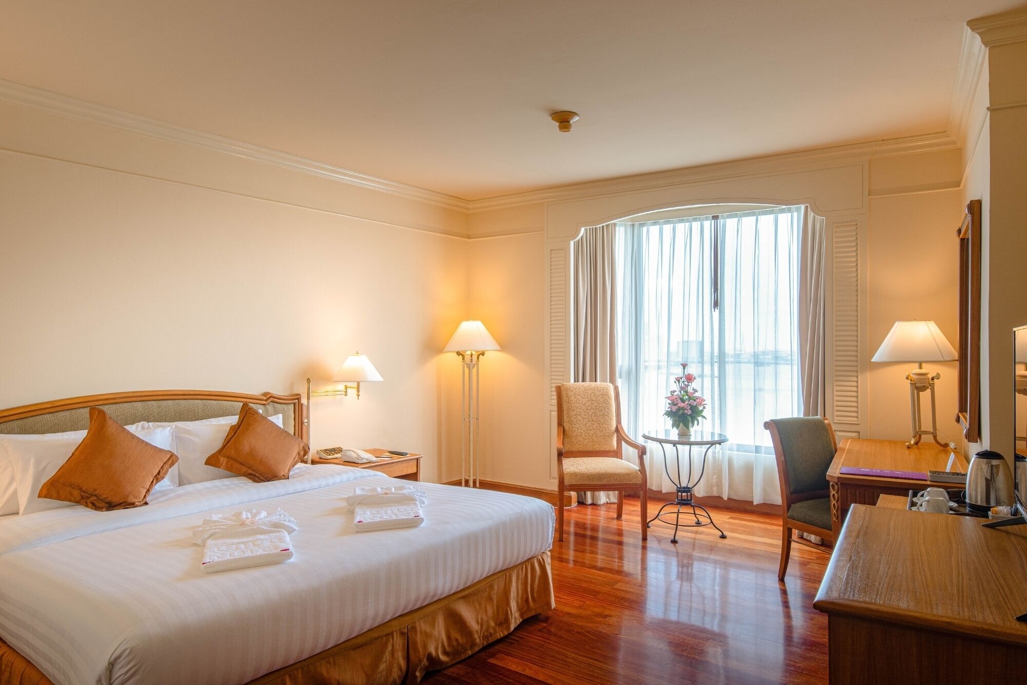 Executive Room, 1 King Bed, River View | Minibar, in-room safe, desk, blackout curtains