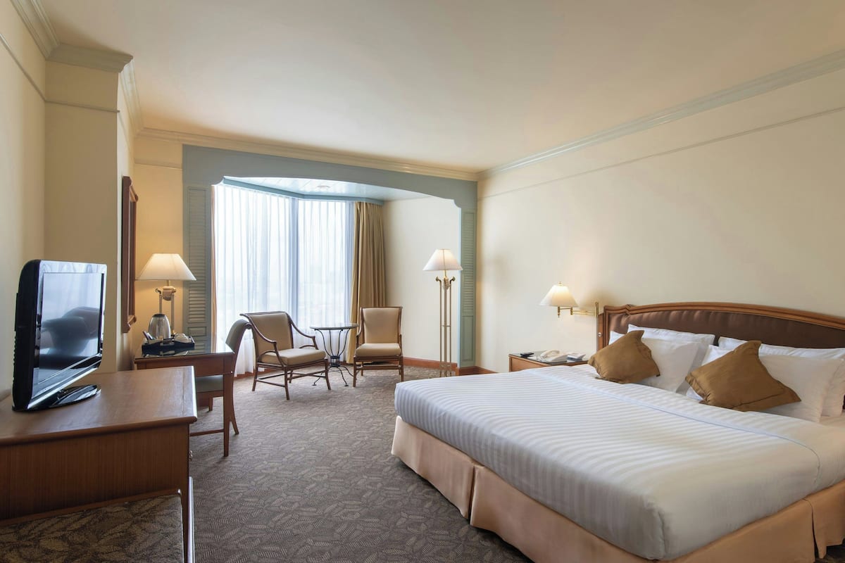 Premier Room, 1 King Bed, River View | Minibar, in-room safe, desk, blackout curtains