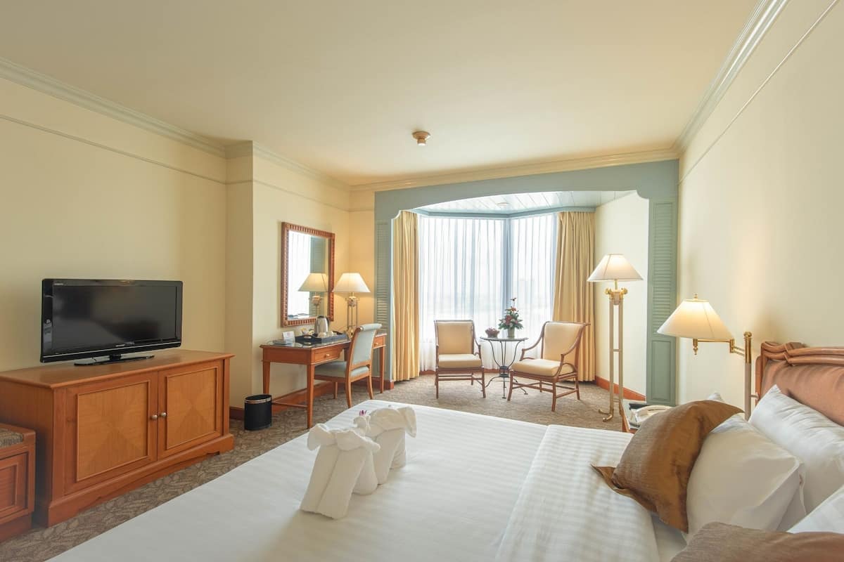 Premier Room, 1 King Bed, River View | Minibar, in-room safe, desk, blackout curtains