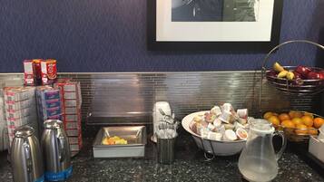 Een ontbijtbuffet met diverse gerechten en drankjes.