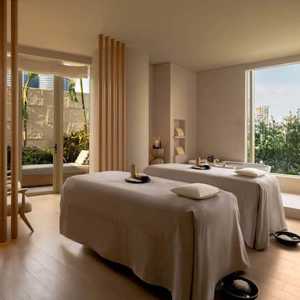 Couples treatment rooms, hot tub, body treatments, aromatherapy