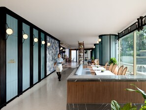 3 restaurants, breakfast, lunch, dinner served; Thai cuisine 