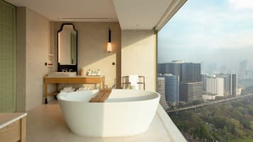 Duplex Suite 1 King, High Floor, Park View, Club Access | ห้องน้ำ | อ่างอาบน้ำและฝักบัวแยกจากกัน, เรนชาวเวอร์, ของใช้ในห้องน้ำฟรี