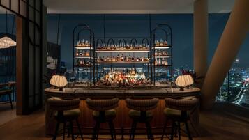 4 bars/lounges, rooftop bar