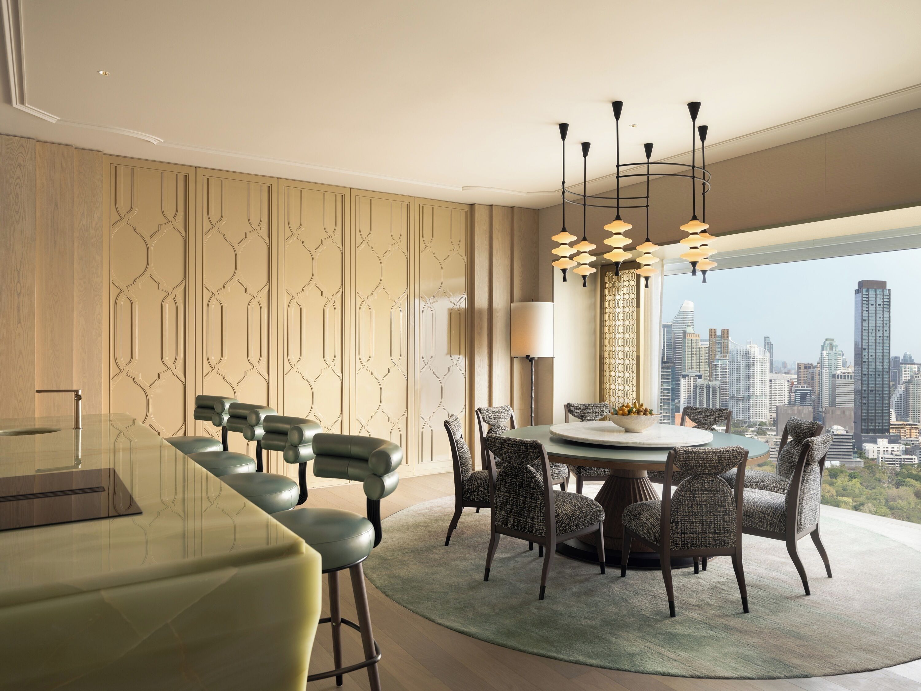 Un espace repas moderne avec une table ronde, des chaises et une vue sur la ville.