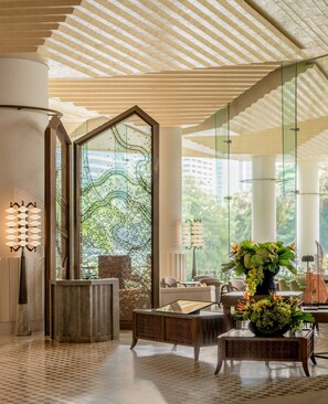 4 bars/lounges, rooftop bar