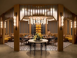 3 restaurants, breakfast, lunch, dinner served; Thai cuisine