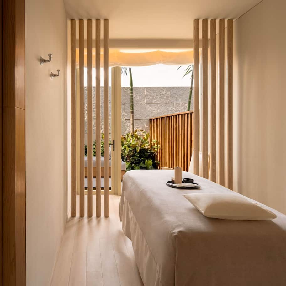 Couples treatment rooms, hot tub, body treatments, aromatherapy