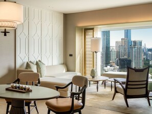 休閒套房, 1 張特大雙人床, 公園景 (High Floor, Club Access) | 客廳 | 49 吋電視連衛星電視頻道、Netflix、串流服務