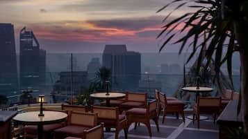 4 bars/lounges, rooftop bar