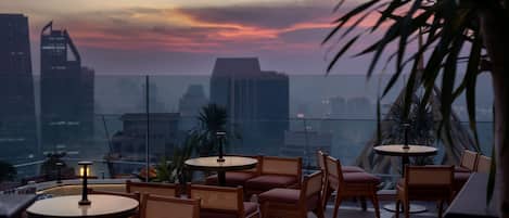 4 bars/lounges, bar met dakterras