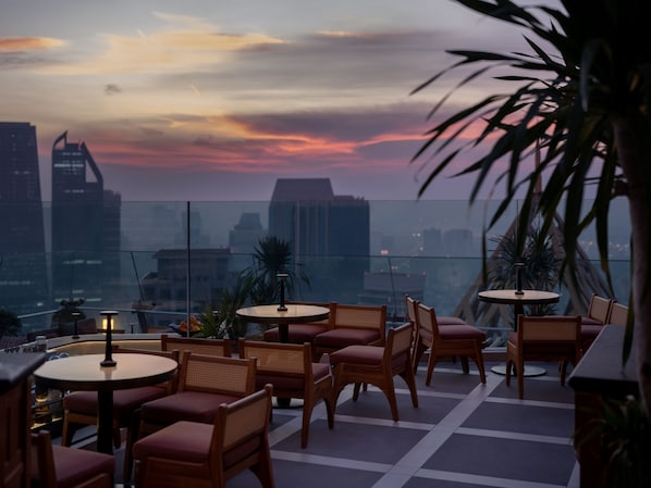 4 bars/lounges, rooftop bar