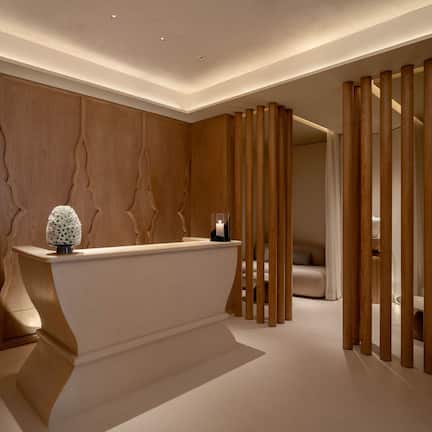 Couples treatment rooms, hot tub, body treatments, aromatherapy