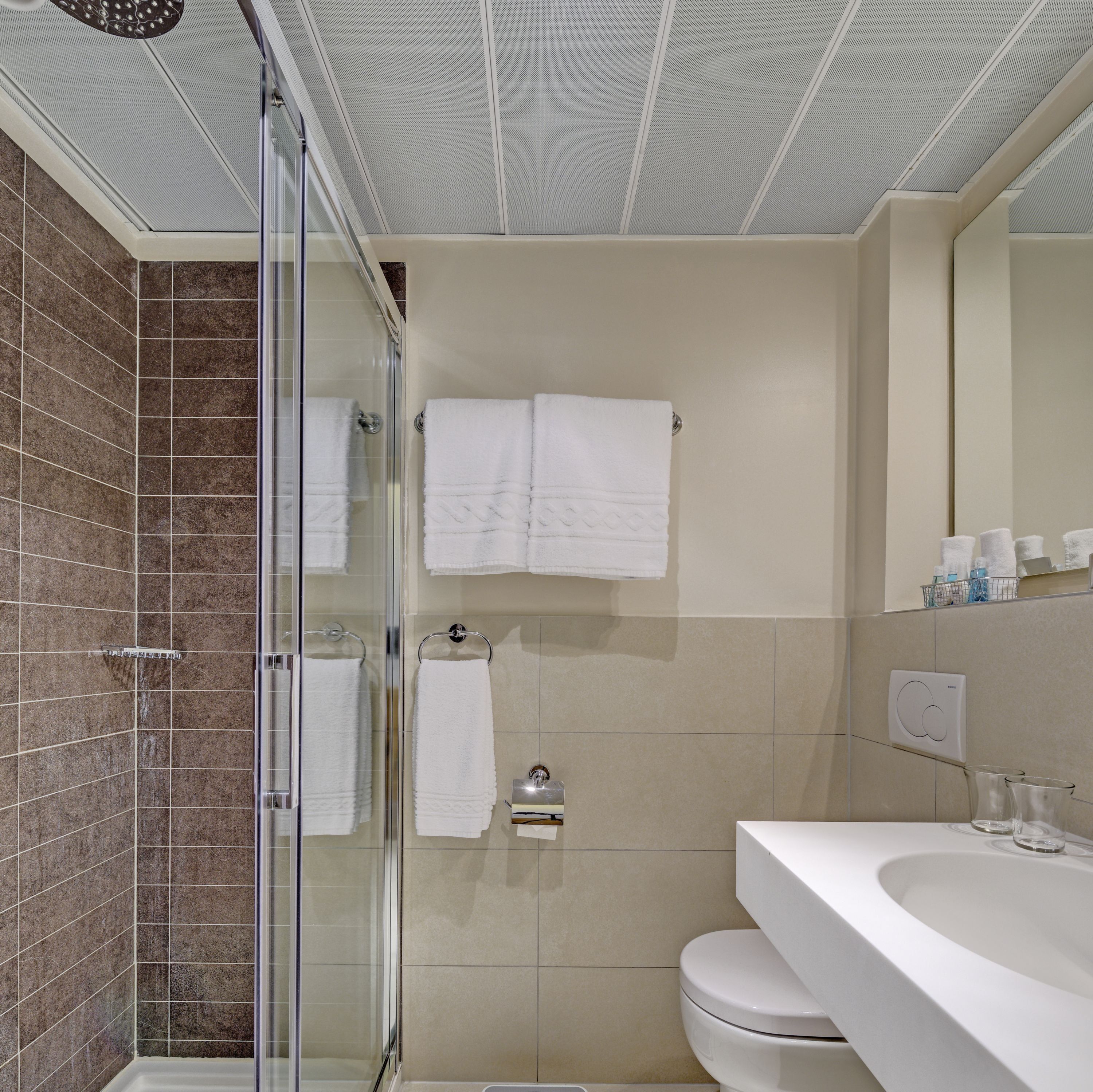 economy double room | bathroom | eco-friendly toiletries, towels
