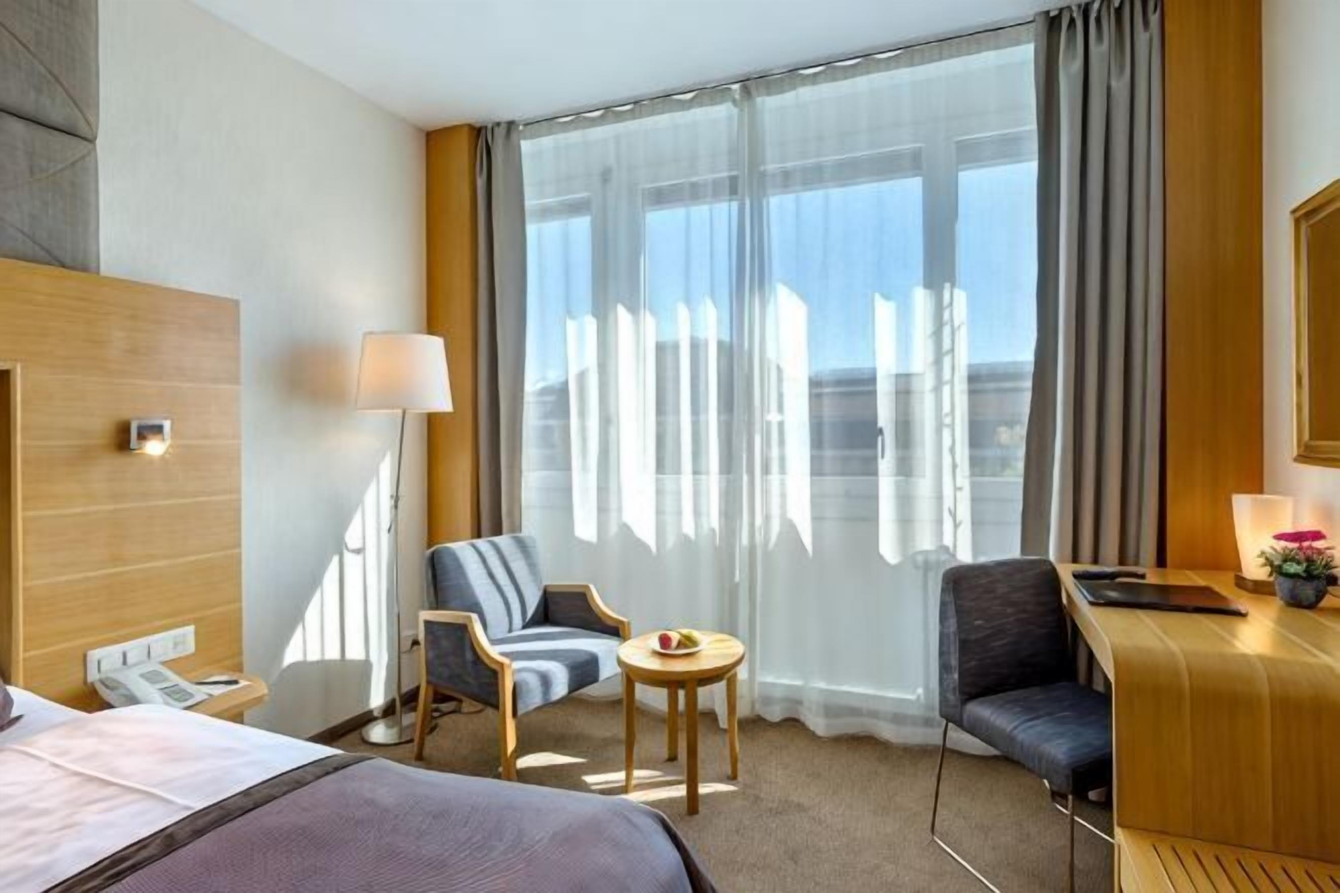 Minibar, in-room safe, soundproofing, free WiFi