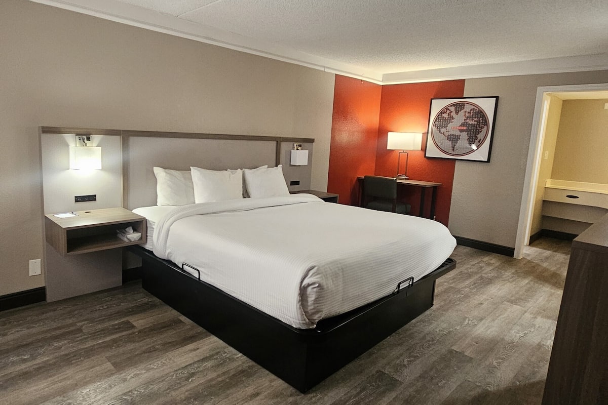 Deluxe kamer, 1 kingsize bed, niet-roken (Pet-friendly) | Luxe beddengoed, een bureau, een laptopwerkplek