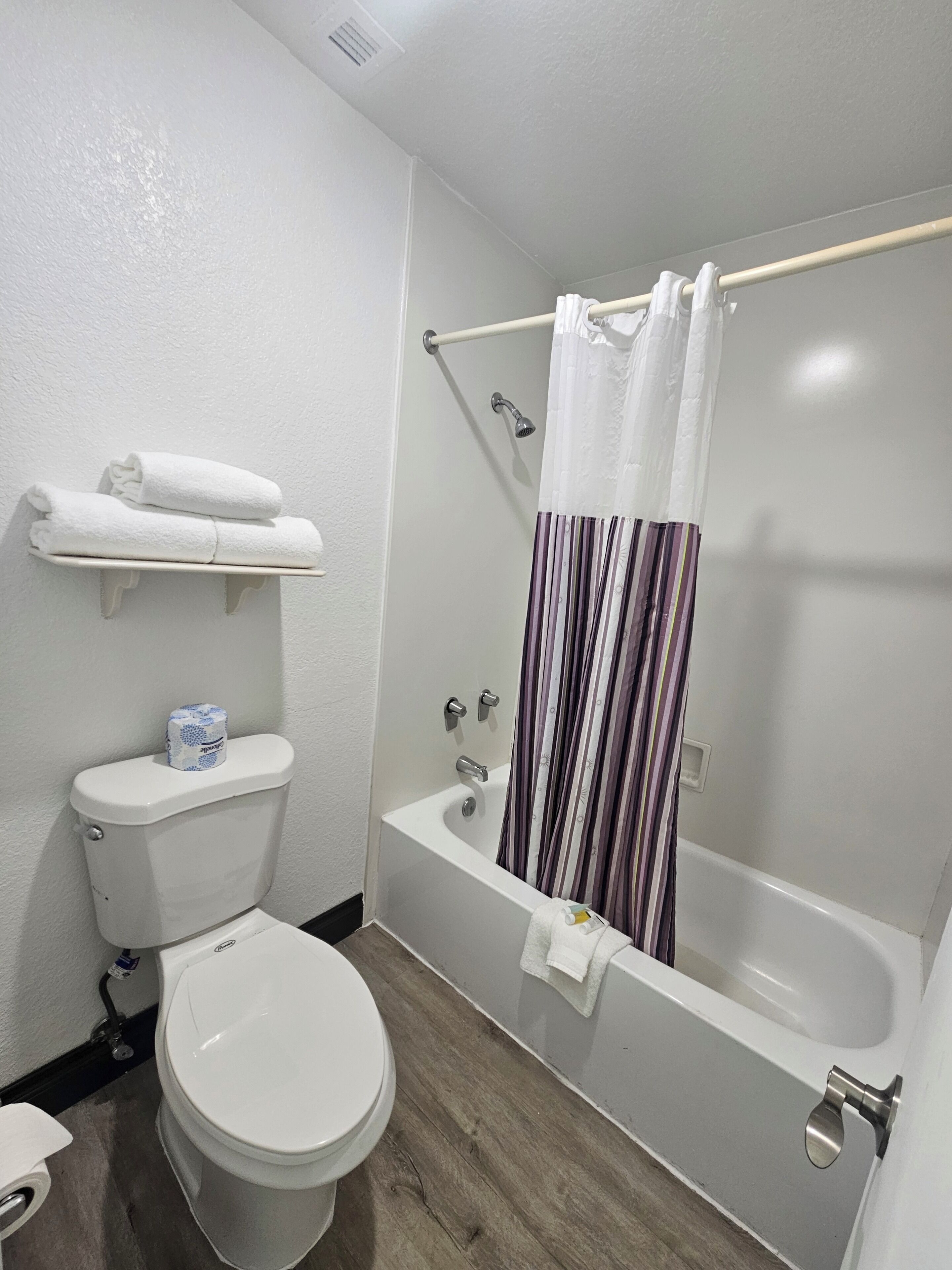 Deluxe Room, 2 Queen Beds, Non Smoking (Pet-friendly) | Bathroom
