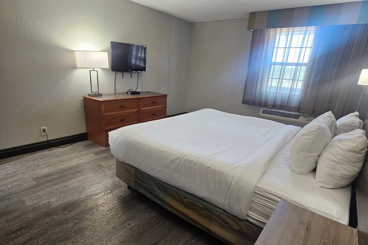 Deluxe suite, 1 slaapkamer, niet-roken (1 King Bed) | Luxe beddengoed, een bureau, een laptopwerkplek