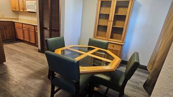 Deluxe-Suite, 1 Schlafzimmer, Nichtraucher (1 King Bed) | Esszimmer