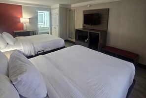 Luxe beddengoed, een bureau, een laptopwerkplek