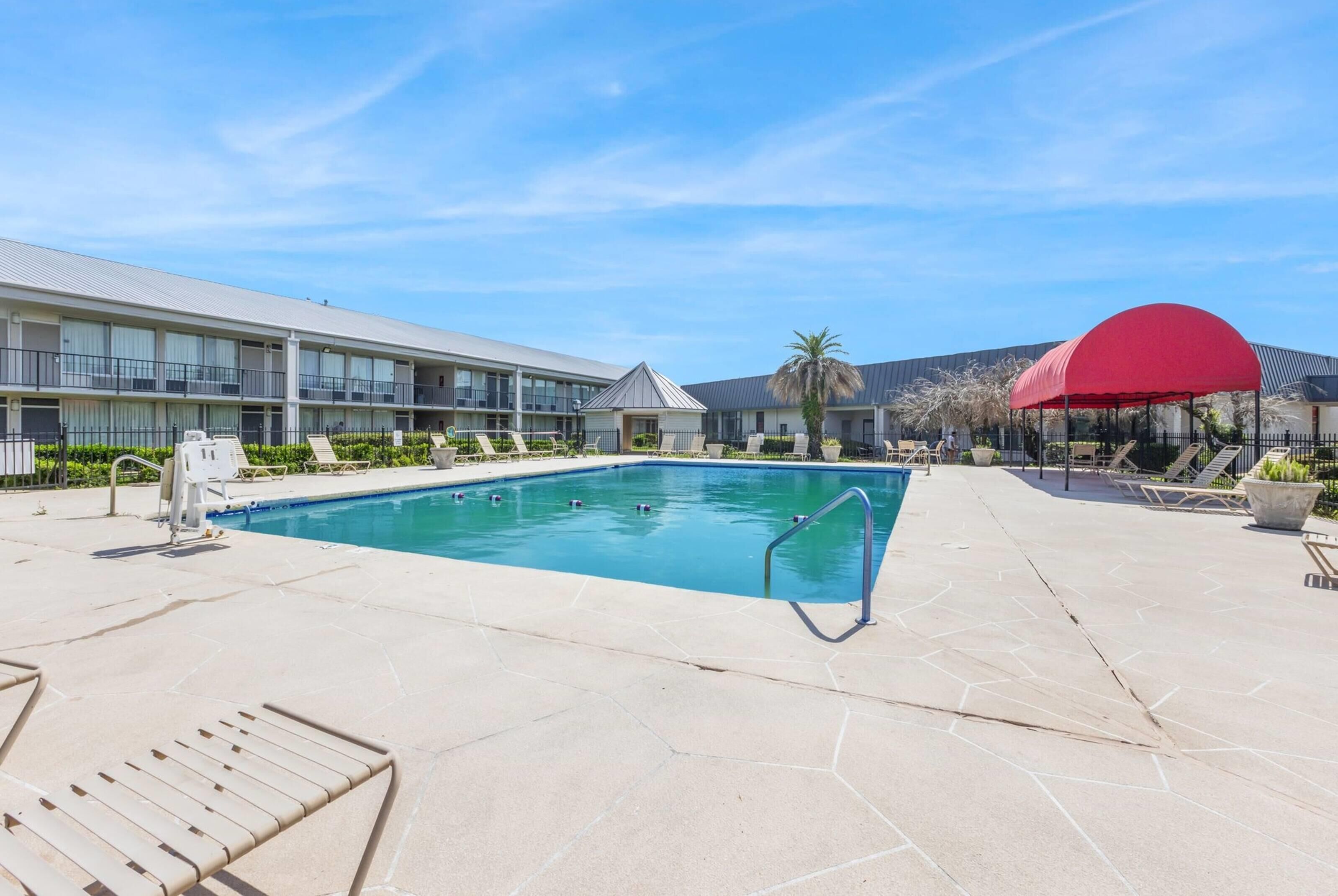 Outdoor pool, free pool cabanas, pool umbrellas