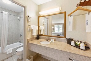 Combined shower/bathtub, hydromassage showerhead, free toiletries