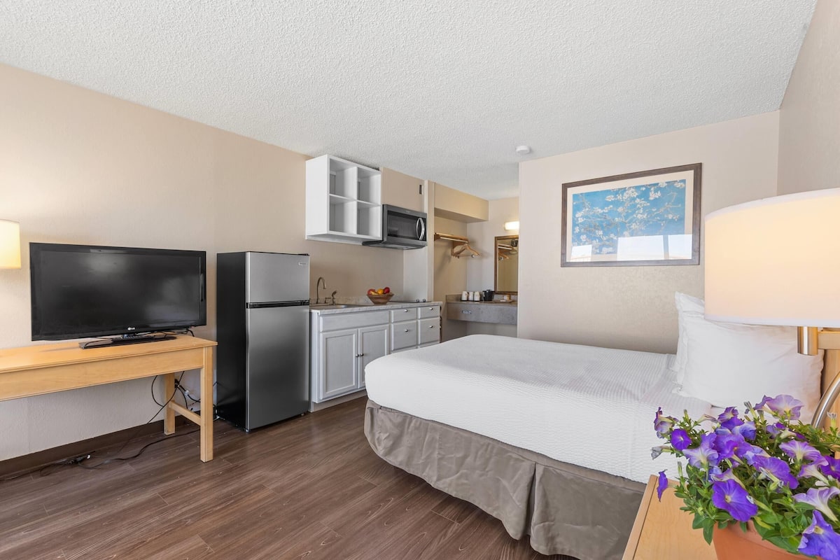 Room, 1 King Bed, Non Smoking, Kitchenette | Premium bedding, pillowtop beds, in-room safe, desk