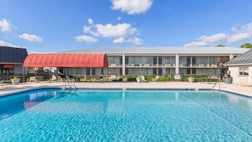 Utendørsbasseng, bassengtelt (inkludert) og bassengparasoller