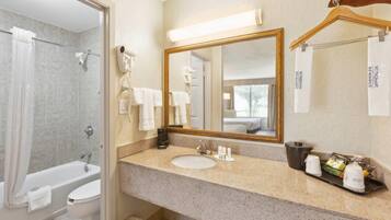 Combined shower/tub, hydromassage showerhead, free toiletries
