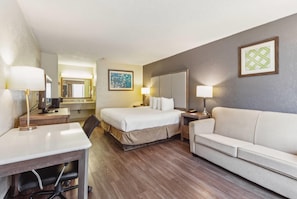 Premium bedding, pillowtop beds, in-room safe, desk - Ramada by Wyndham Houma (Houma)