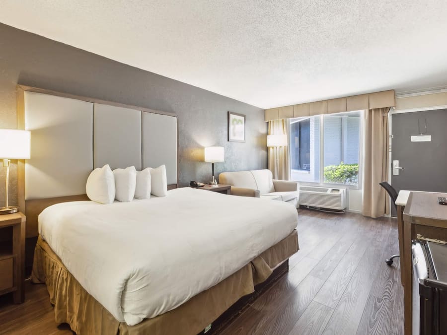 Hochwertige Bettwaren, Pillowtop-Betten, Zimmersafe, Schreibtisch